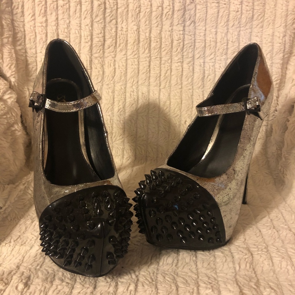 Spike toe platform pumps